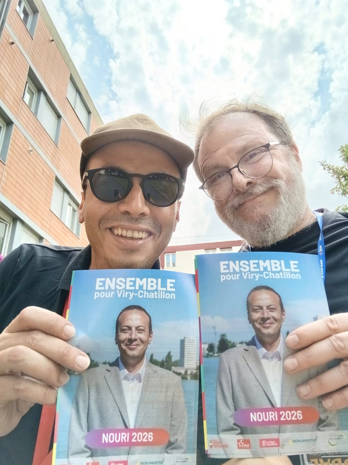 L’équipe ENSEMBLE pour Viry-Chatillon en pleine distribution de notre première brochure !